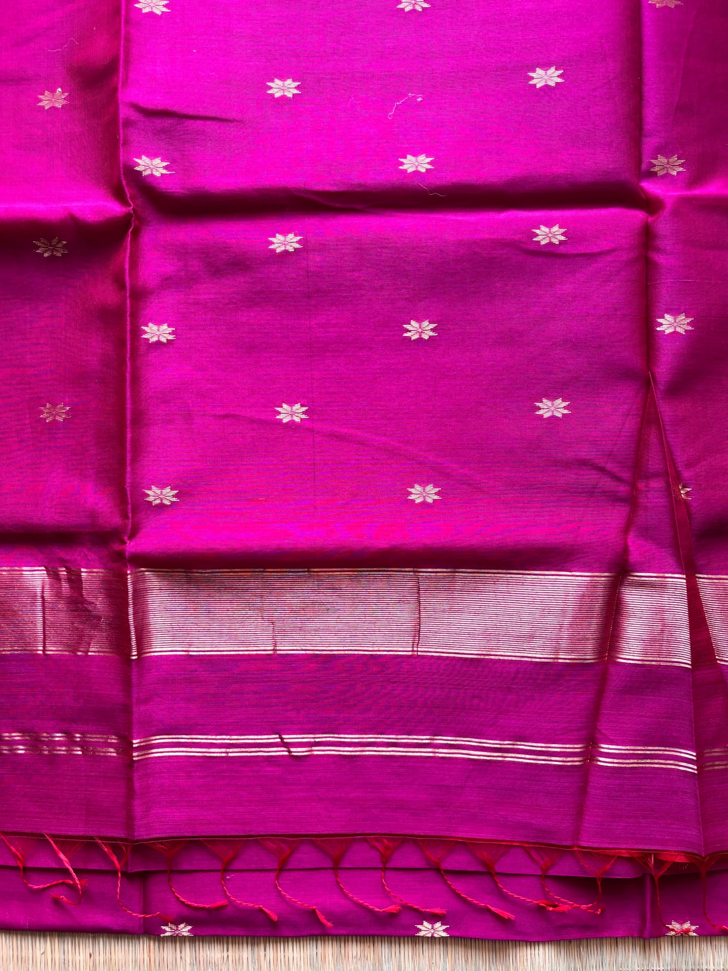 Bright Pink Handloom Maheshwari Saree with Small Gold Border