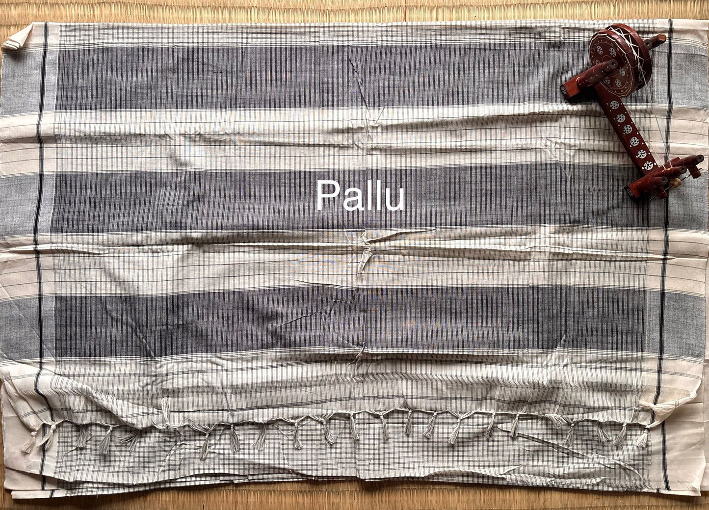 Off-White Patteda Anchu Cotton Handloom Saree